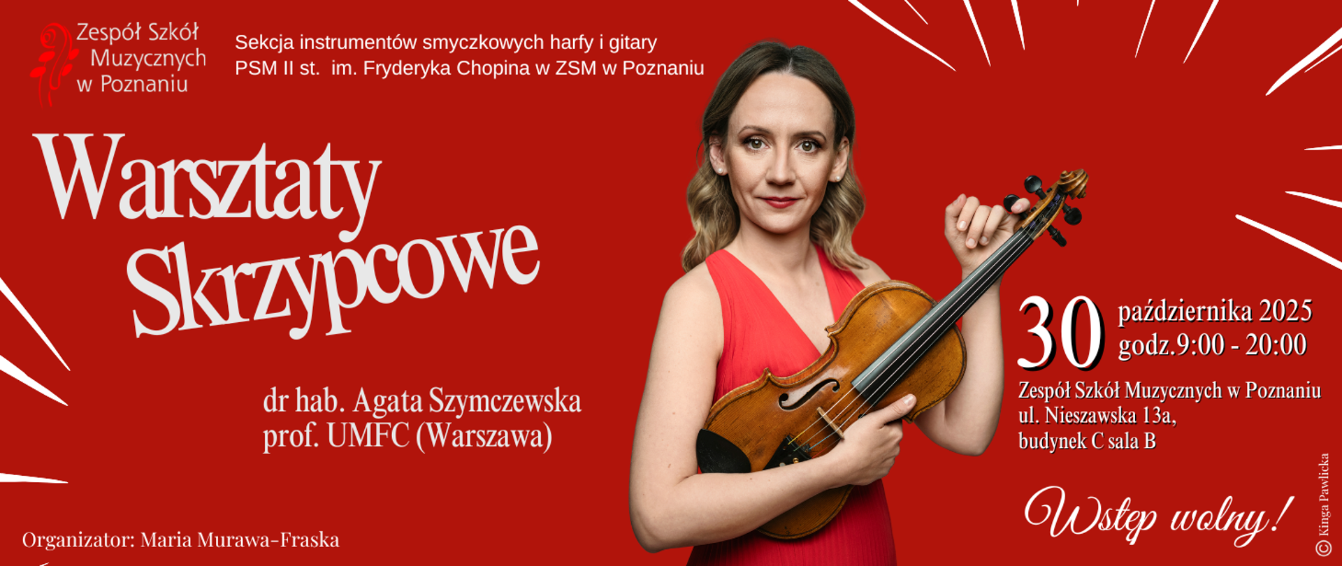 Plakat promujący Warsztaty Skrzypcowe organizowane przez Zespół Szkół Muzycznych w Poznaniu. Na czerwonym tle znajduje się zdjęcie kobiety w czerwonej sukience trzymającej skrzypce. Duży biały napis informuje o wydarzeniu: Warsztaty Skrzypcowe. Prowadząca: dr hab. Agata Szymczewska, prof. UMFC (Warszawa). Warsztaty odbędą się 30 października 2025 roku w godz. 9:00–20:00 w Zespole Szkół Muzycznych w Poznaniu, ul. Nieszawska 13a, budynek C, sala B. Wstęp wolny. Organizator: Maria Murawa-Fraska. Grafika: Kinga Pawlicka