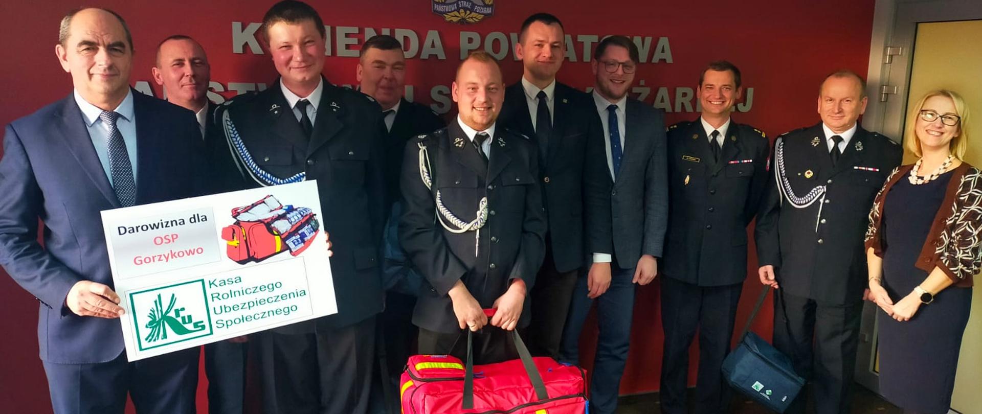 Zdjęcie zbiorowe wszystkich uczestników przekazania torby medycznej dla OSP w Gorzykowie