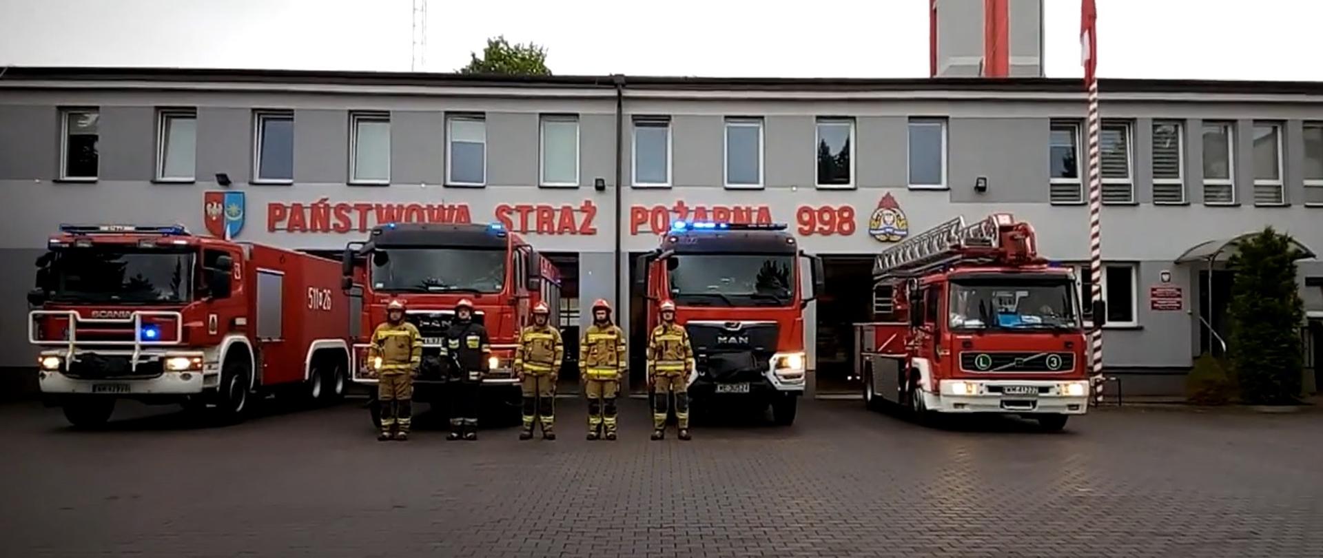 strażacy oddają hołd powstańcom poprzez włączenie syren pod budynkiem komendy