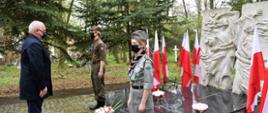 Wojewoda Lubuski przy pomniku oddaje hołd