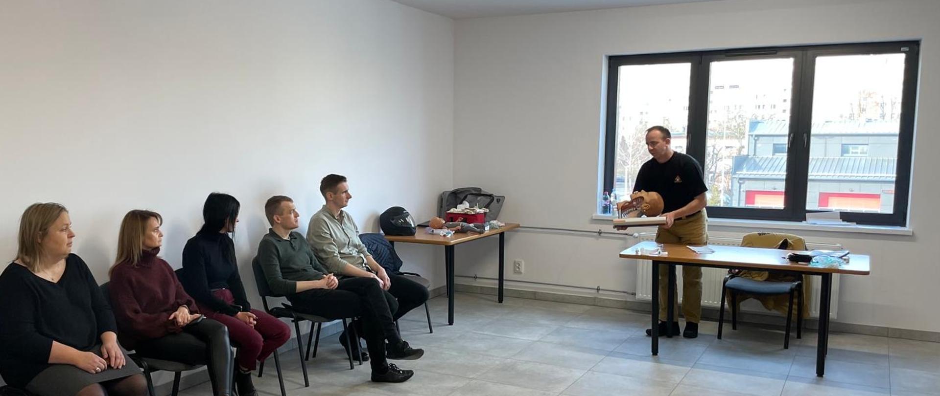 Ratownik tłumaczy zagadnienia uczestnikom