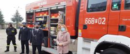 Poseł na Sejm RP Marta Kubiak na tle nowego pojazdu OSP Głomsk