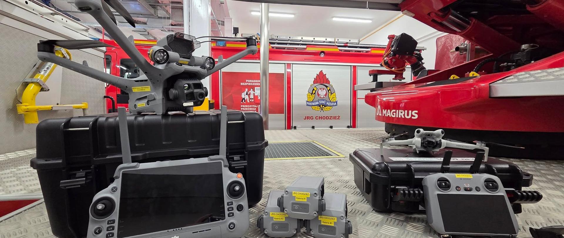 Zdjęcie przedstawia Bezzałogowe statki powietrzne Komendy Powiatowej Państwowej Straży Pożarnej w Chodzieży.
W tle garaż Komendy Powiatowej Państwowej Straży Pożarnej w Chodzieży.
