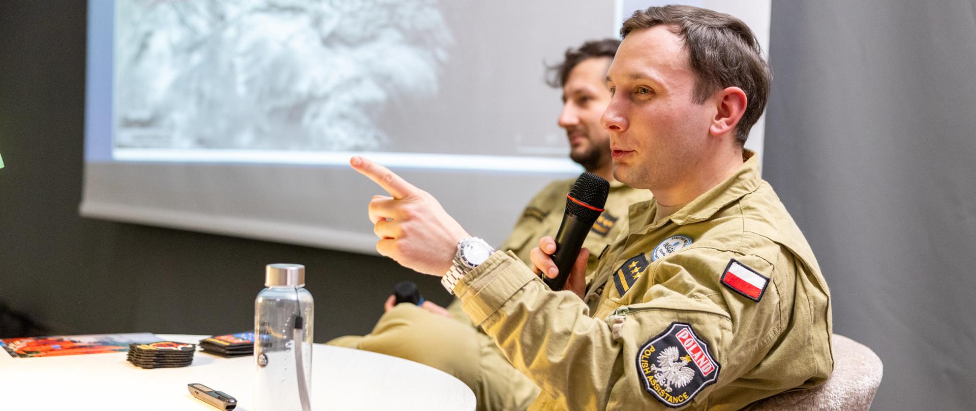 widoczni kpt. Michał Mucha oraz st. kpt. Albert Kościński