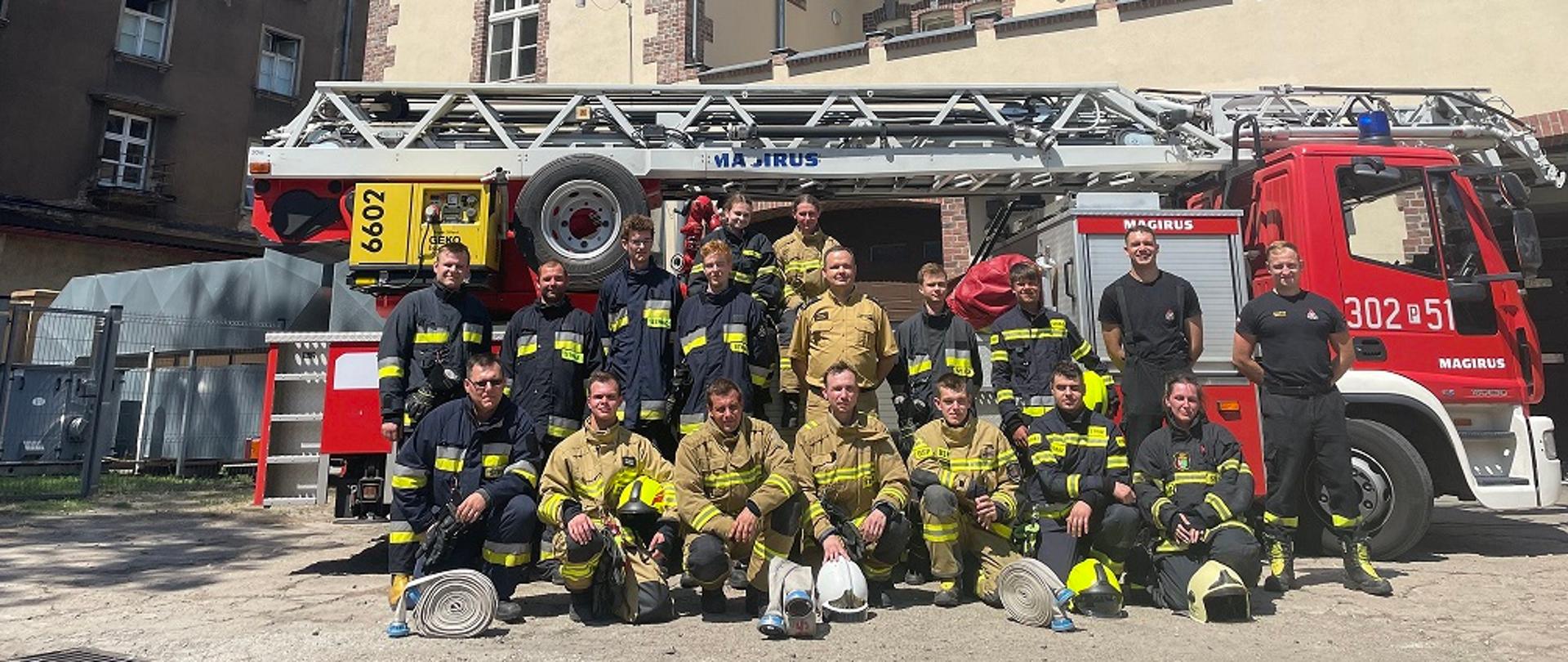 Zdjęcie grupowe strazaków na zakończenie kursu podstawowego