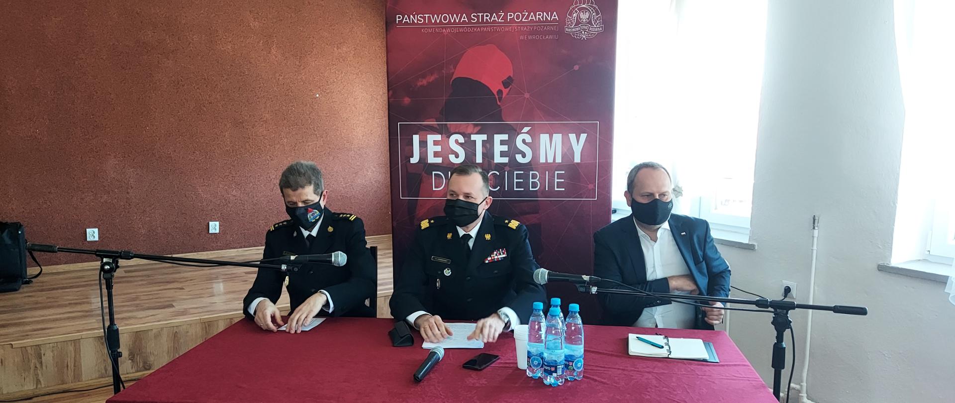 funkcjonariusze i druhowie OSP podczas konsultacji