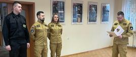 Funkcjonariusze podczas odczytania decyzji przez komendanta Miejskiego PSP w Koszalinie w sprawie nadania nagrody jubileuszowej 