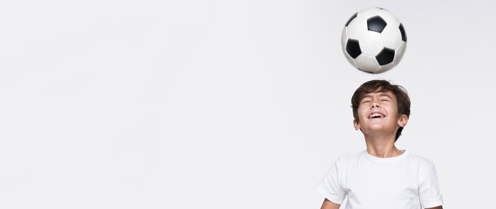 Chłopiec grający w piłkę