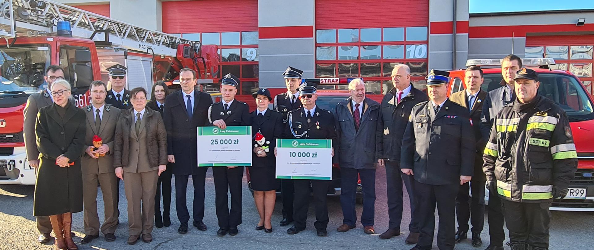 Zdjęcie przedstawia wszystkich beneficjatów promesy wraz z władzami poszczególnych instytucji oraz ministra Edwarda Siarkę