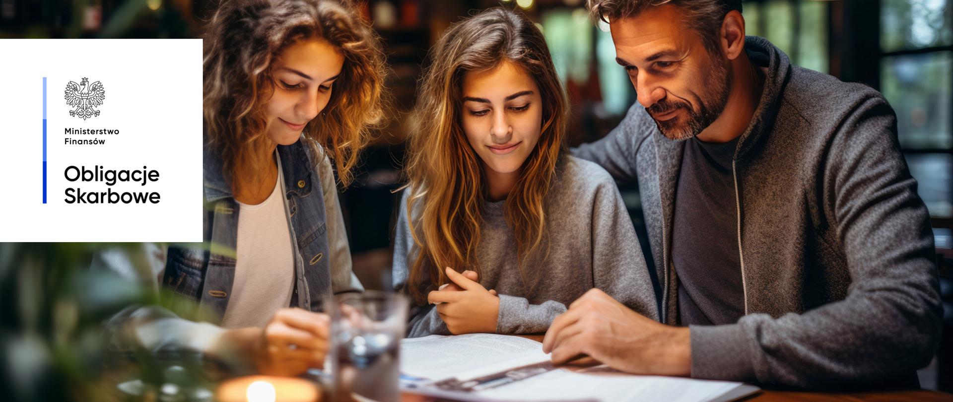 Kobieta, dziewczyna, mężczyzna przeglądają dokumenty. Ministerstwo Finansów, Obligacje Skarbowe.