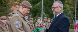 Wojewoda Radosław Król na pożegnaniu dowódcy 4. Warmińsko-Mazurskiej Brygadzie Obrony Terytorialnej