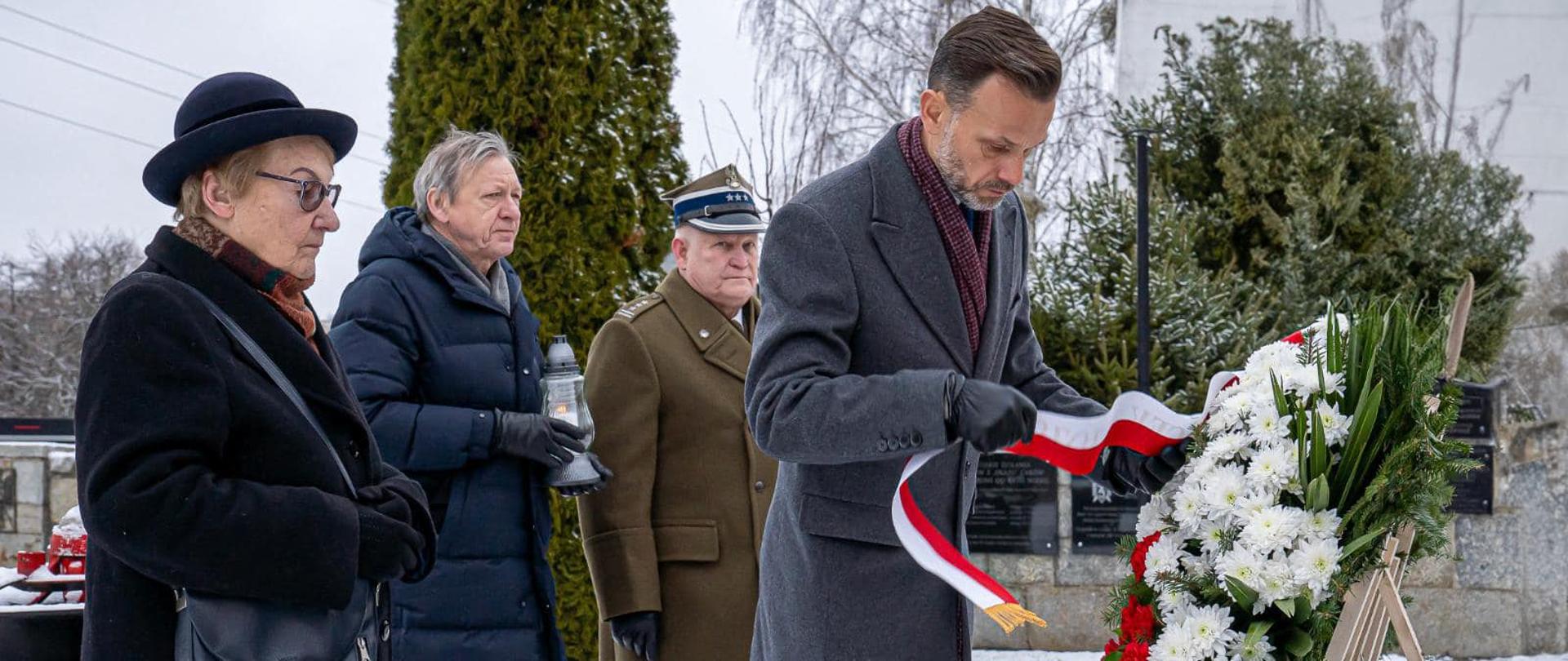 Wojewoda Jacek Brzozowski złożył kwiaty pod białostockim Pomnikiem-Grobem Nieznanego Sybiraka w rocznicę pierwszej masowej deportacji obywateli II RP, przeprowadzonej przez Sowietów.