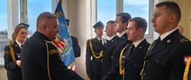 Na zdjęciu uroczysta zbiórka z okazji Narodowego Święta Niepodległości w Komendzie Powiatowej PSP w Rypinie - awansowani
