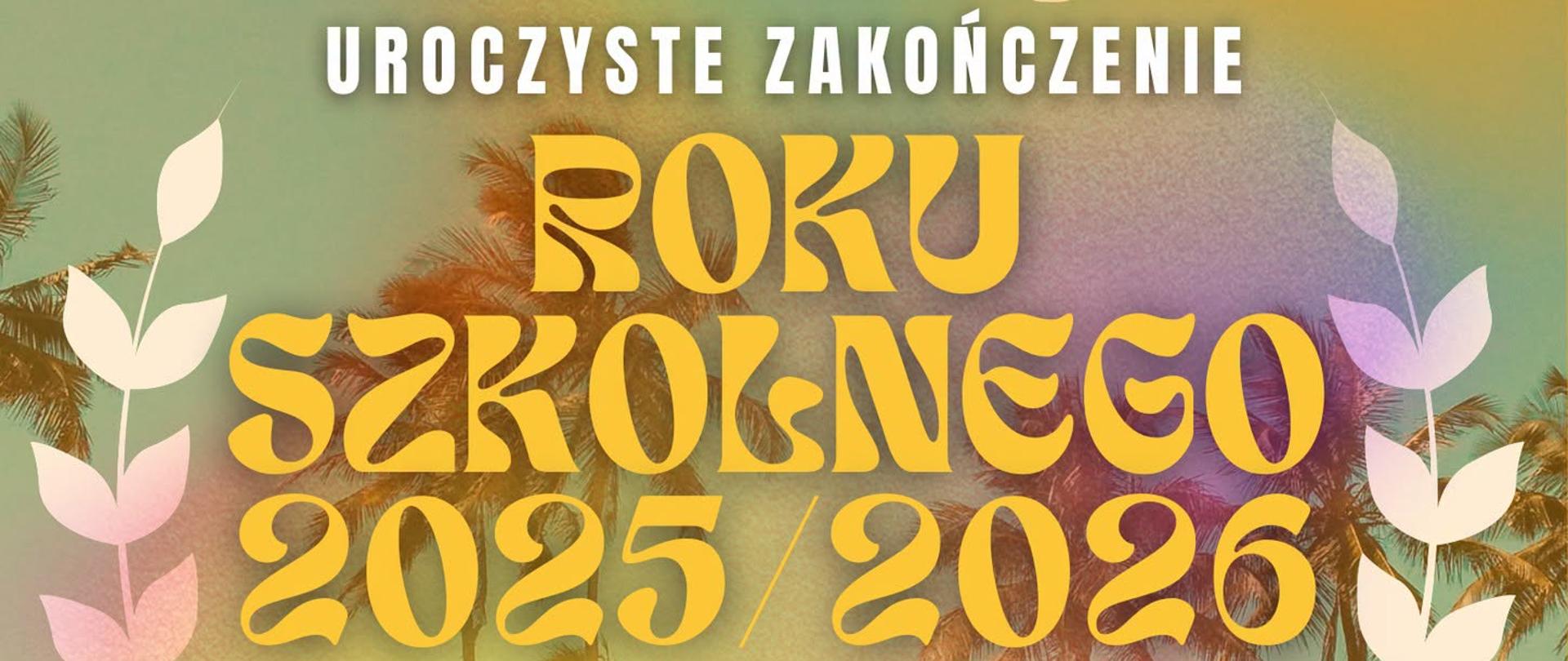 Grafika przedstawiająca w tle widok plaży z palmami. Na grafice nałożono symbolikę graduacji studenckiej z przebiegającymi na dole grafiki - nutami muzycznymi. Przez całość grafiki przechodzą następujące napisy: "Uroczyste zakończenie roku szkolnego 2025/2026 Państwowej Szkoły Muzycznej I stopnia im. W. Lutosławskiego w Bolesławcu, 26 czerwca 2026 r., godz. 16.00, aula szkoły".