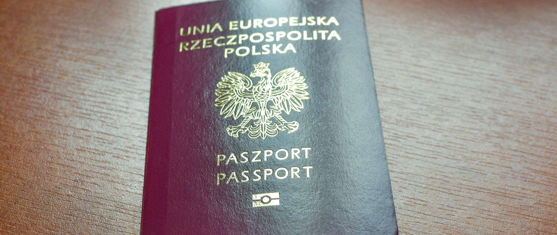 paszport na stole