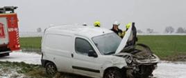 Czołowe zderzenie dwóch pojazdów osobowych marki BMW i PEUGEOT Partner na drodze powiatowej nr 1177P w na wysokości miejscowości Tłukawy.