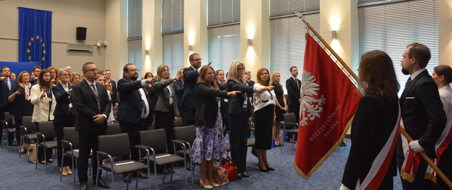 Na auli słuchacze KSAP ślubują z podniesioną ręką w stronę sztandaru