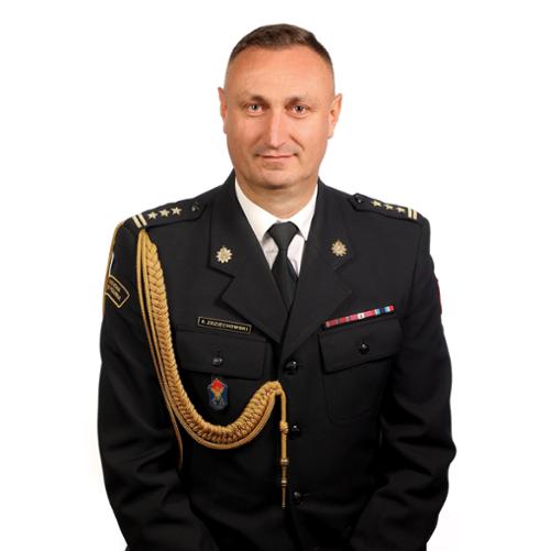 Na zdjęciu znajduje się strażak ubrany w mundur wyjściowy