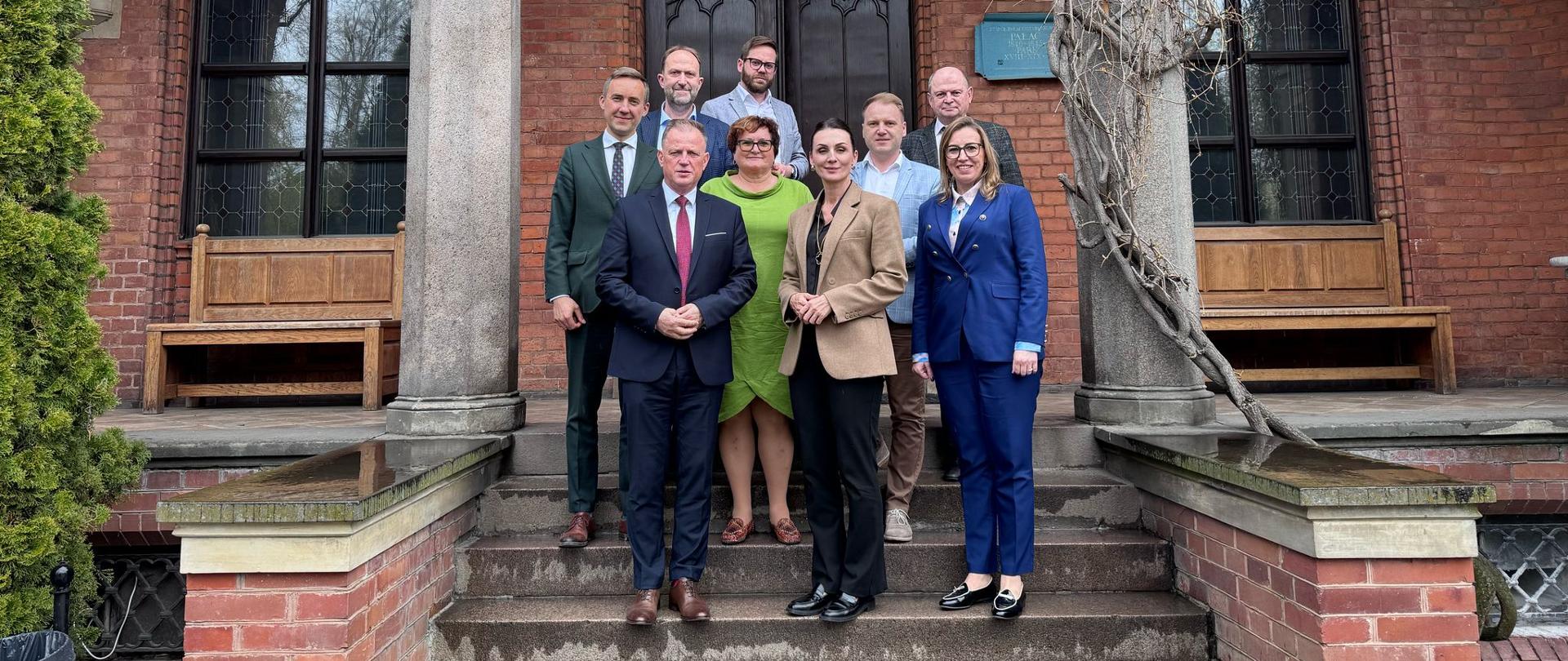 grupa osób pozujących do zdjęcia