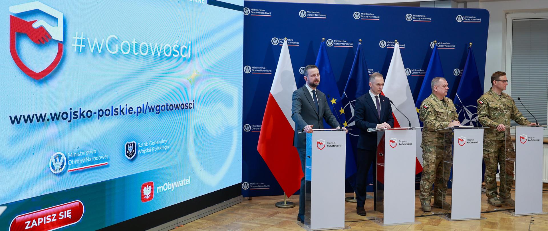 9 lutego 2026 r. w Sztabie Generalnym WP Władysław Kosiniak-Kamysz, wicepremier - minister obrony narodowej, Cezary Tomczyk, sekretarz stanu w MON, generał Wiesław Kukuła, szef SG WP oraz gen. dyw. Karol Molenda, dowódca DK WOC wzięli udział w konferencji prasowej poświęconej programowi Powszechnych Dobrowolnych Szkoleń Obronnych. Fot. Krzysztof Niedziela/MON