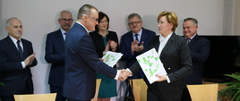 Podpisanie umów na dofinansowanie projektów w Rzeszowie. Na zdjęciu wiceminister zdrowia Józefa-Szczurek Żelazko ściska dłoń z jednym z beneficjentów.