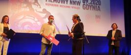 Członek KRRiT Elżbieta Więcławska - Sauk wręcza dyplom laureatowi nagrody KRRiT