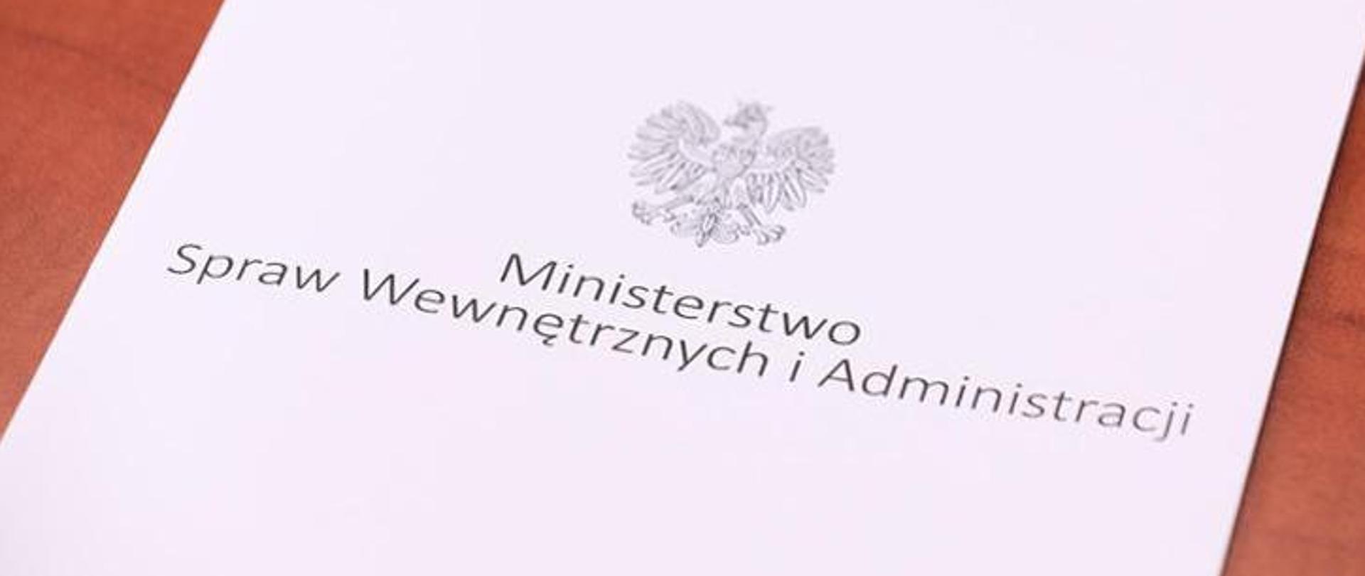 Czarne napisy na białym tle