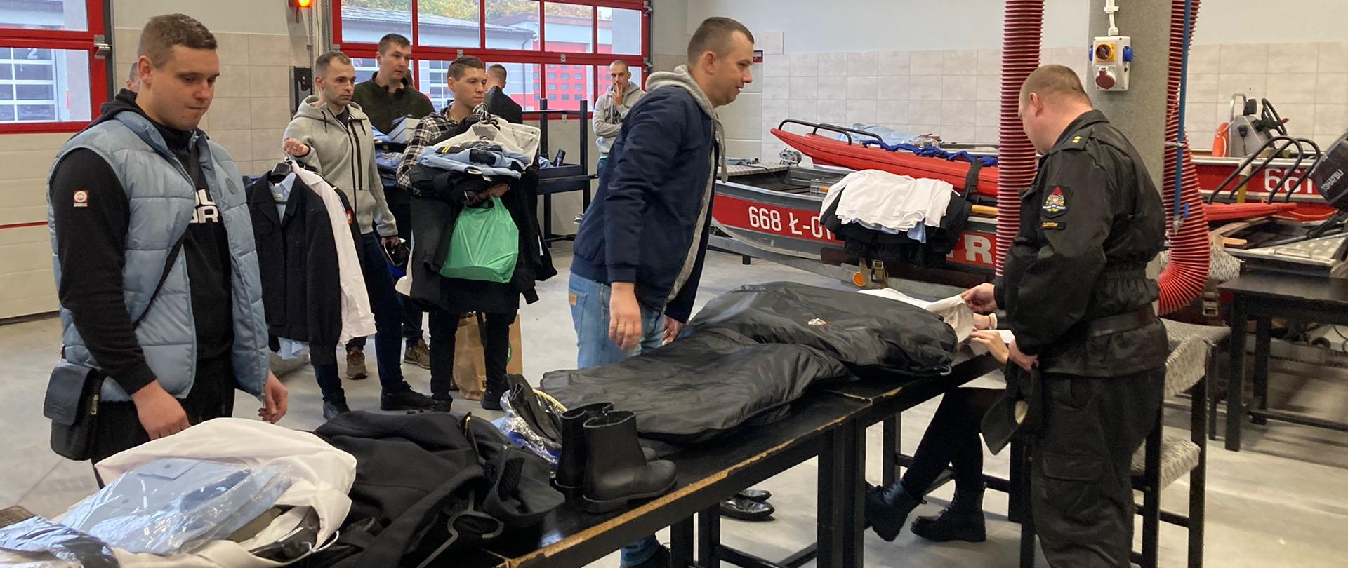 na zdjęciu strażacy podczas prezentacji mundurów 