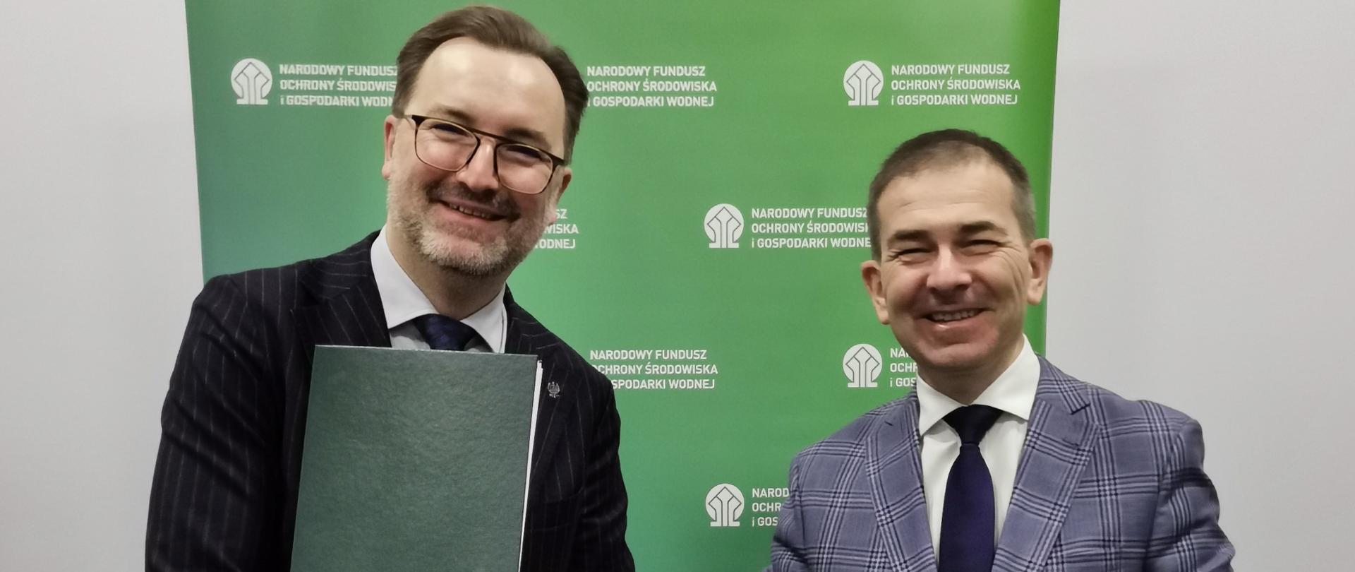 Sławomir Mazurek, wiceprezes NFOŚiGW oraz Andrzej Kamasa, dyrektor Specjalistycznego Szpitala Wojewódzkiego w Ciechanowie