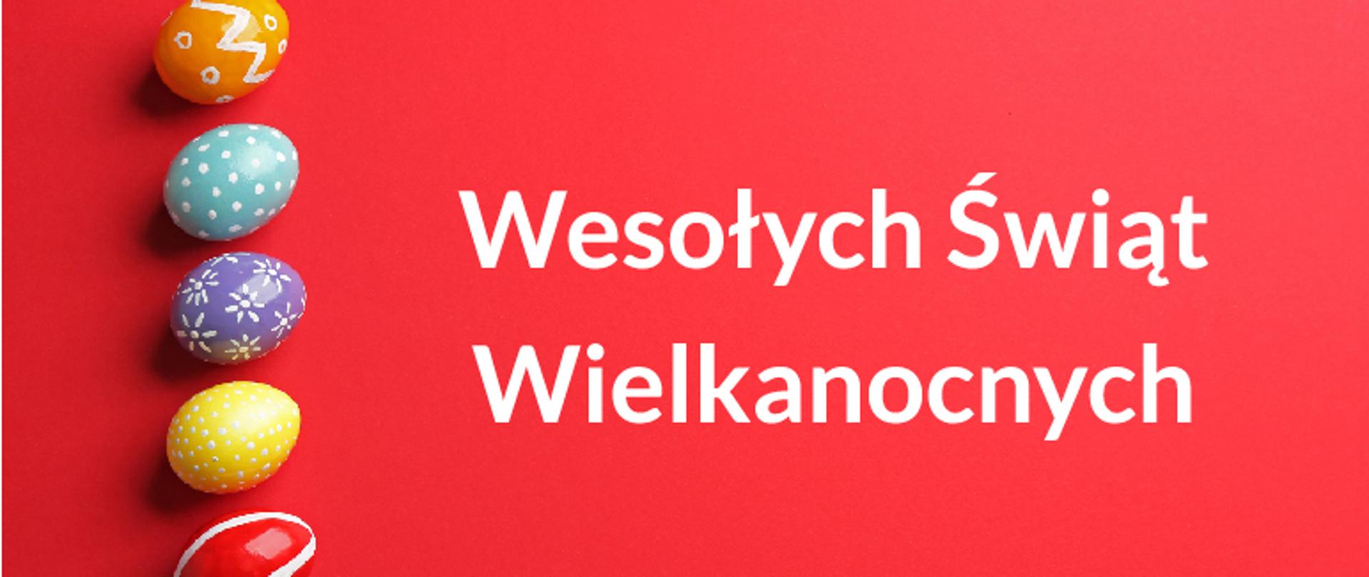 Na czerwonym tle po lewej stronie 4 kolorowe pisanki wielkanocne. Na prawo od nich biały napis Wesołych Świąt Wielkanocnych.