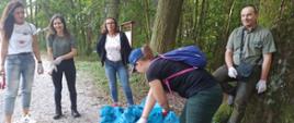 Pracownicy RDOŚ w Kielcach na sprzątaniu w okolicach rezerwatu