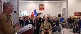 Zdjęcie przedstawia komendanta PSP w Złotowie w tle widok sali narad