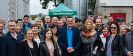 Premier Mateusz Morawiecki podczas wizyty w gospodarstwie rolnym w Sarnowo Góry