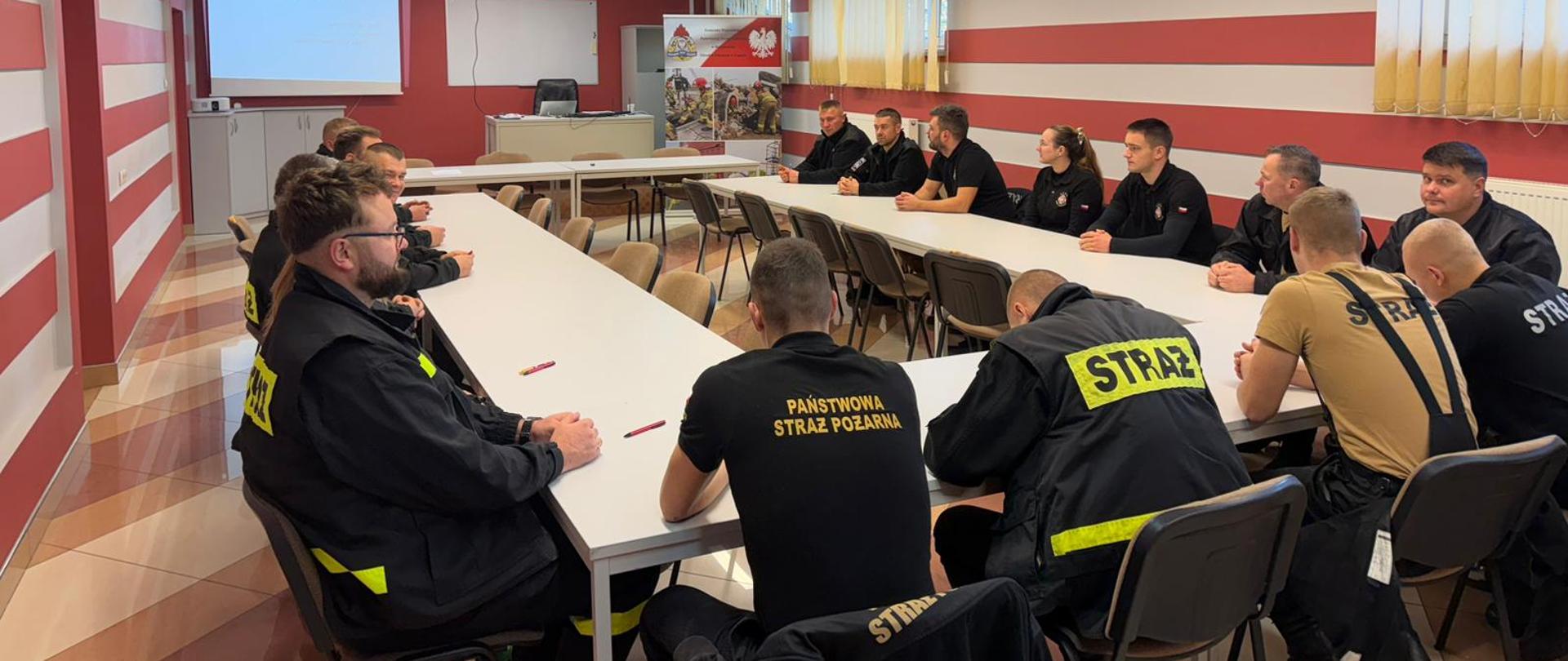 Szkolenie doskonalące z ratownictwa chemicznego i ekologicznego realizowane przez KSRG w zakresie podstawowym - strażacy na sali szkoleniowej podczas teoretycznej części szkolenia