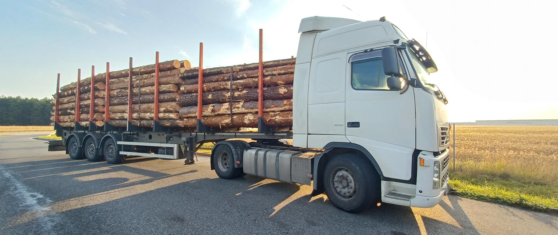 Ciężarówka na której leżą kłody drewna