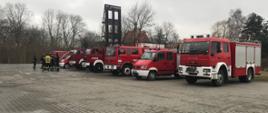 Zdjęcie przedstawia pojazdy pożarnicze, które zostały przekazane strażakom z Ukrainy na potrzeby działań ratowiczo - gaśniczych w czasie wojny. Zdjęcie wykonane w porze dziennej na placu wewnętrznym KP PSP Ostrzeszów.