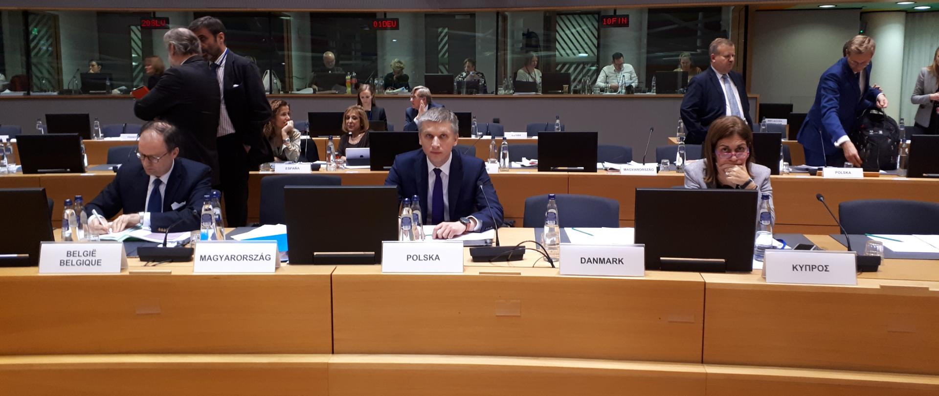 Minister Nowak podczas posiedzenia ws. budżetu UE wraz z innymi uczestnikami spotkania