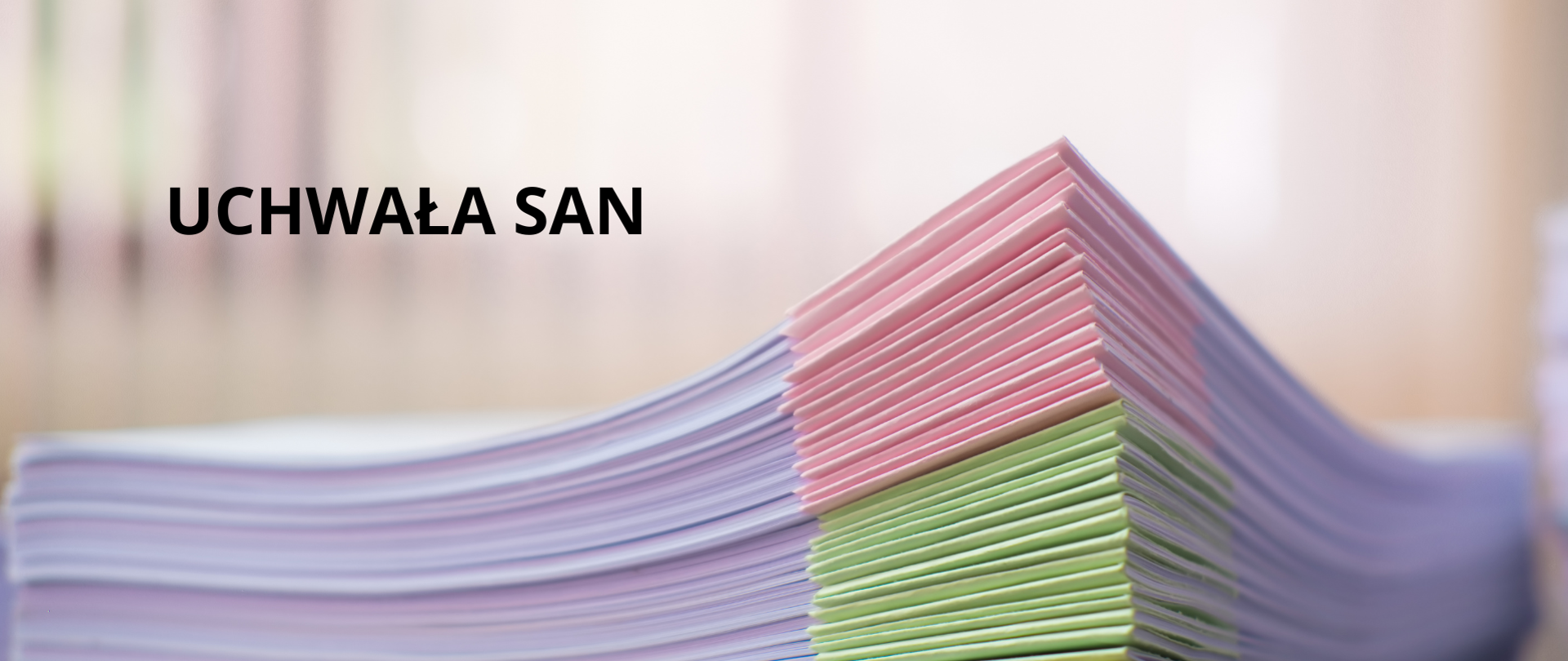 plik dokumentów oraz napis "Uchwała SAN"