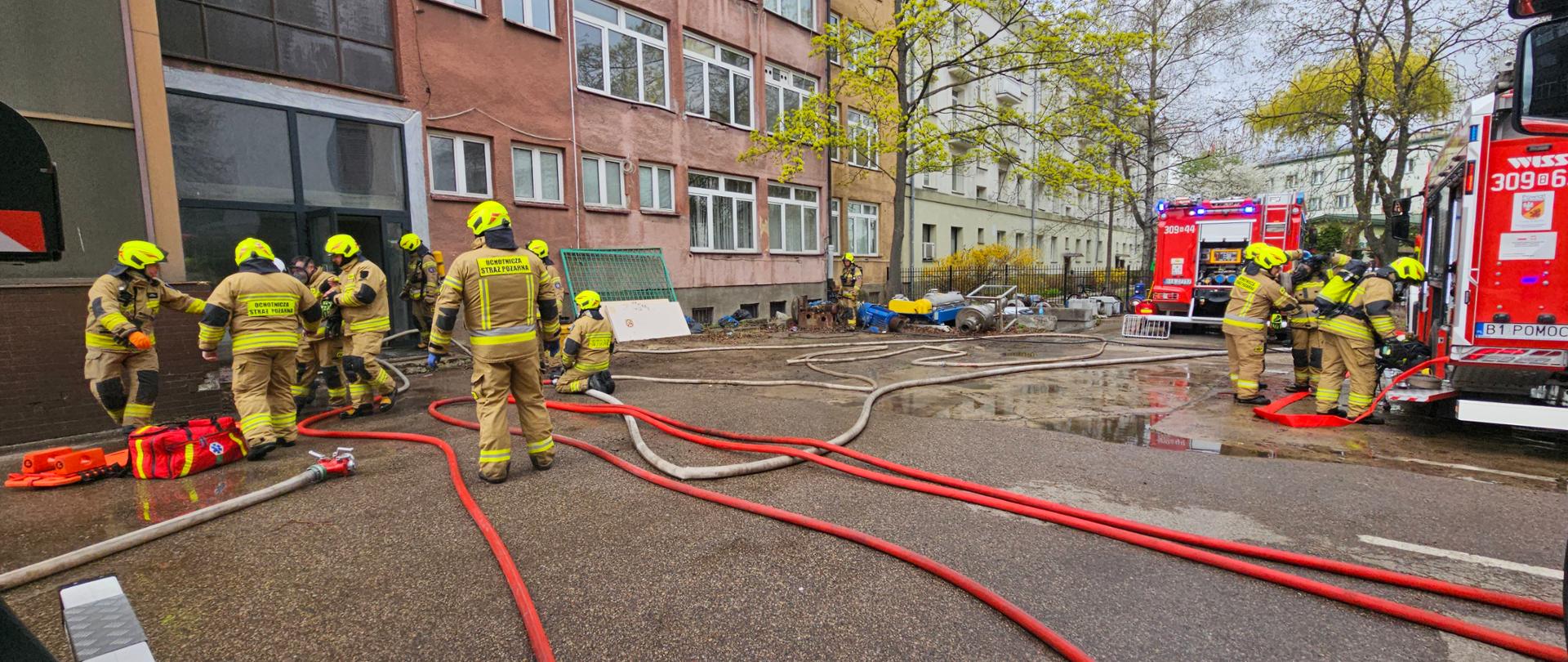 Ćwiczenia z taktyki działań gaśniczych podczas pożaru budynku na ulicy Krakowskiej w Białymstoku 