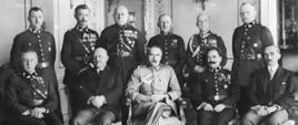 Na zdjęciu widać delegację 10 strażaków podczas spotkania z marszałkiem Józefem Piłsudskim prawdopodobnie w 1921 roku. Prażacy stoją, marszałek siedzi na fotelu w środku grupy osób.