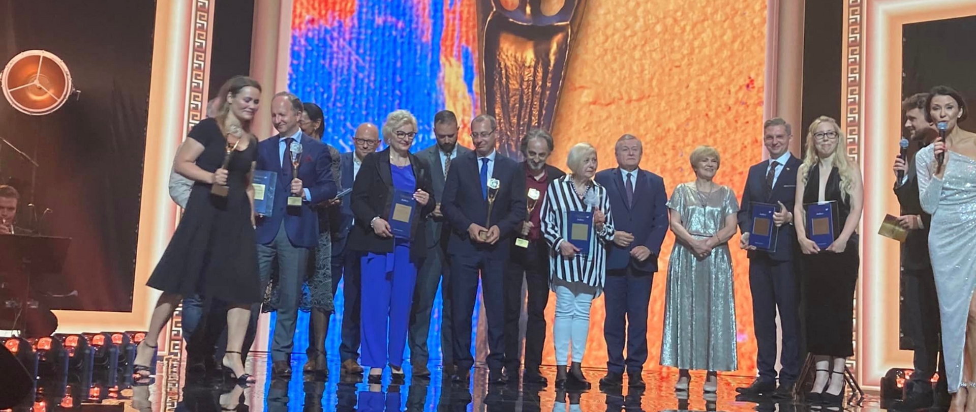 Na zdjęciu grupa kobiet i mężczyzn nagrodzonych podczas Gali Gigantów Kultury. Wszyscy trzymają statuetki.