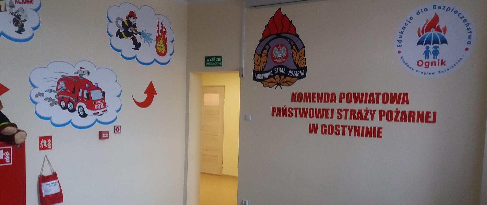 Zdjęcie sali głównej z widokiem logotypów