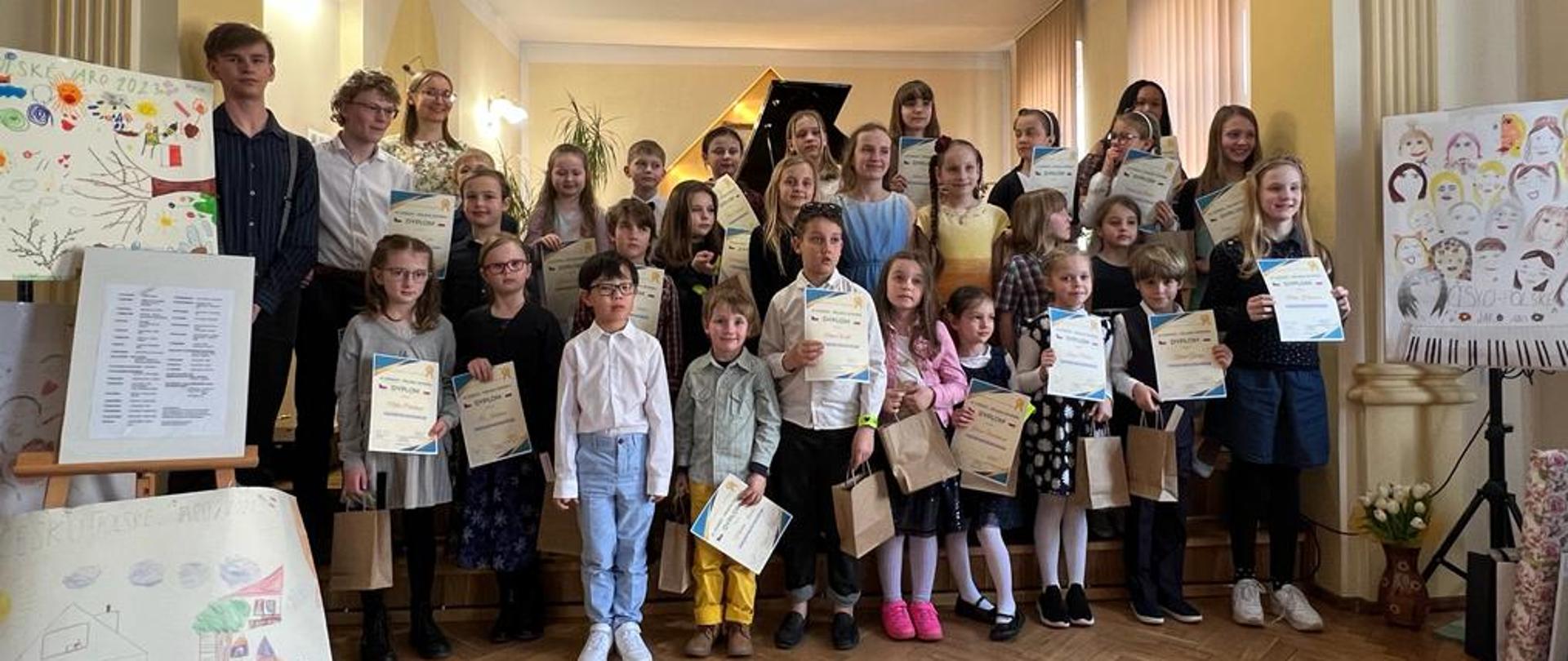 fotografia grupowa uczestników koncertu Czesko-polskiej wiosny 21 kwietnia 2023