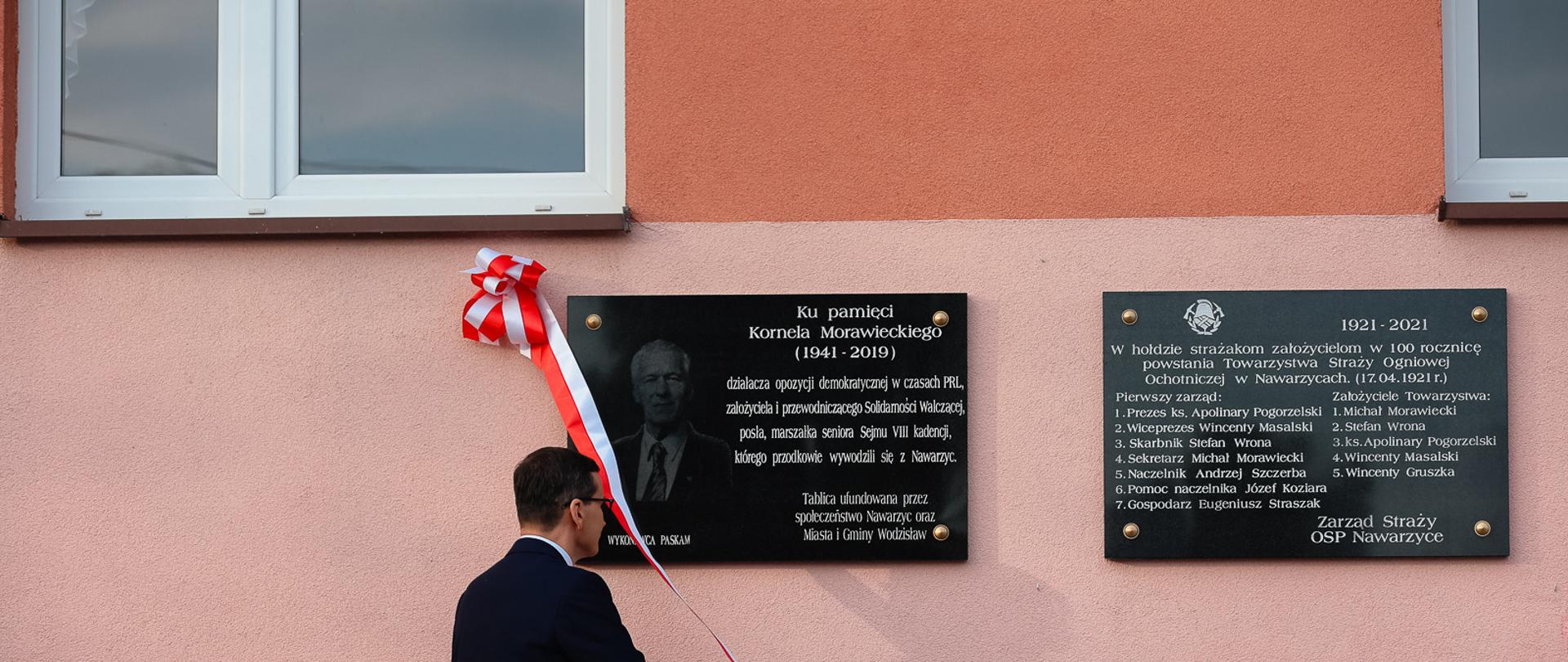 Premier Mateusz Morawiecki podczas uroczystego odsłonięcia tablicy upamiętniającej śp. Kornela Morawieckiego w Nawarzycach.