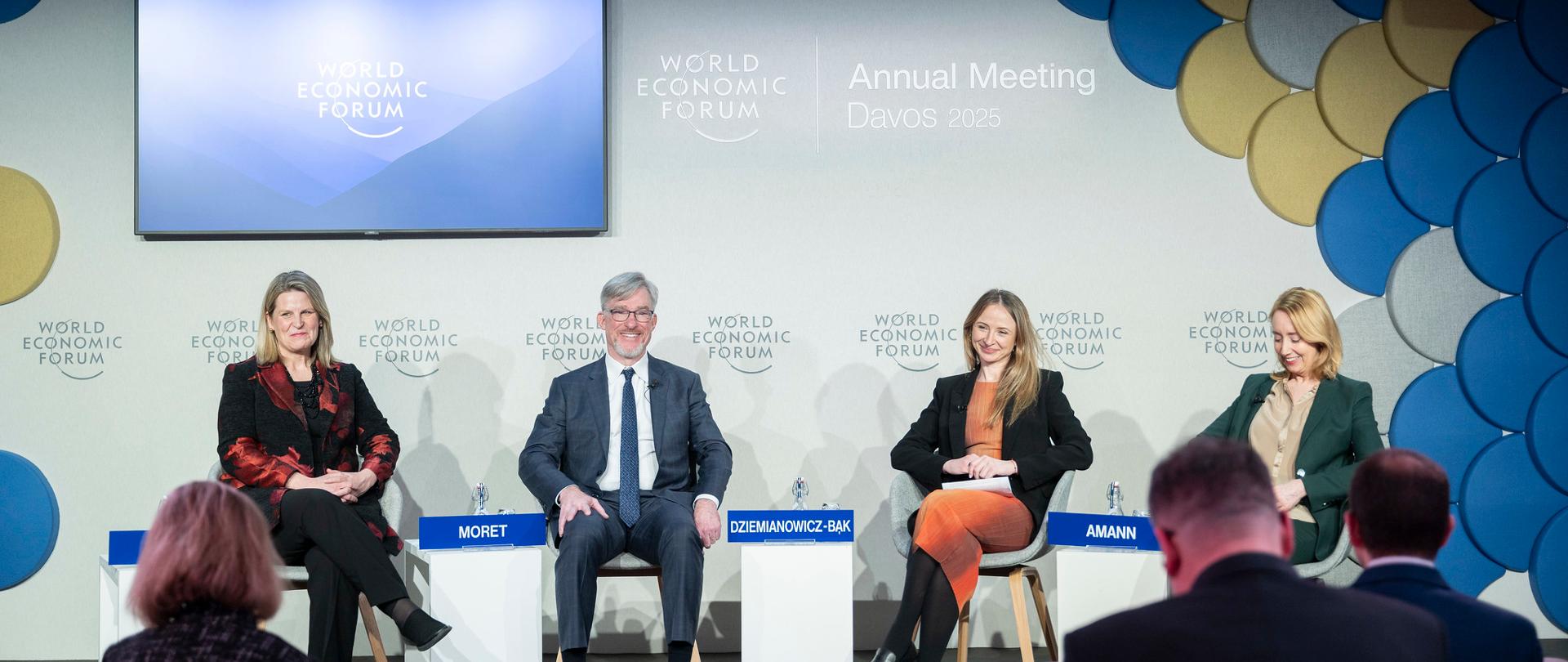 Pracownicy w centrum uwagi. Ministra Agnieszka Dziemianowicz-Bąk w Davos