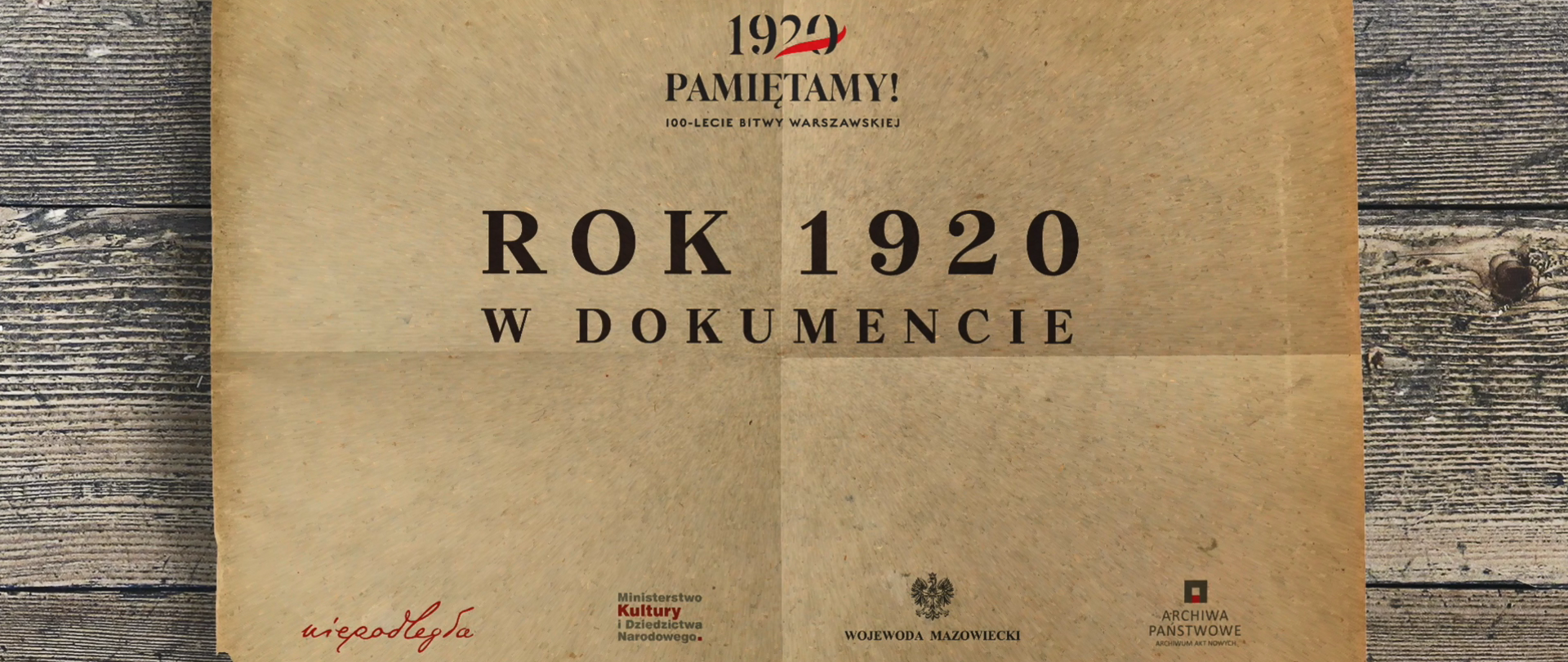 Na zdjęciu znajduje się kartka papieru wyglądająca jak fragment starego dokumentu z napisem Rok 1920 w dokumencie