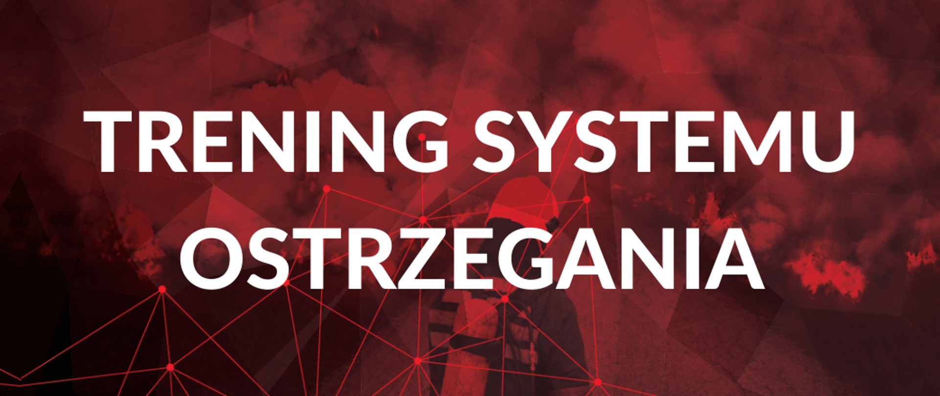 Zdjęcie przestawia napis w kolorze białym o treści "Trening systemu ostrzegania". W tle postać strażaka przed którym widać palącą się trawę.