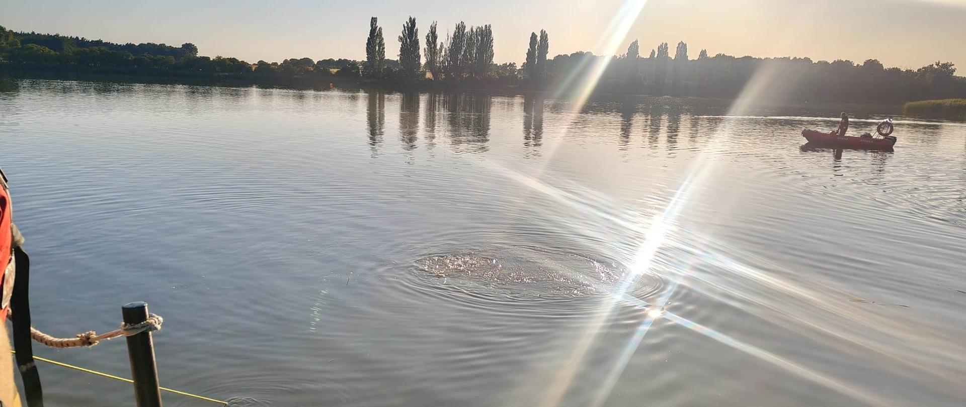 Łódź straży na jeziorze