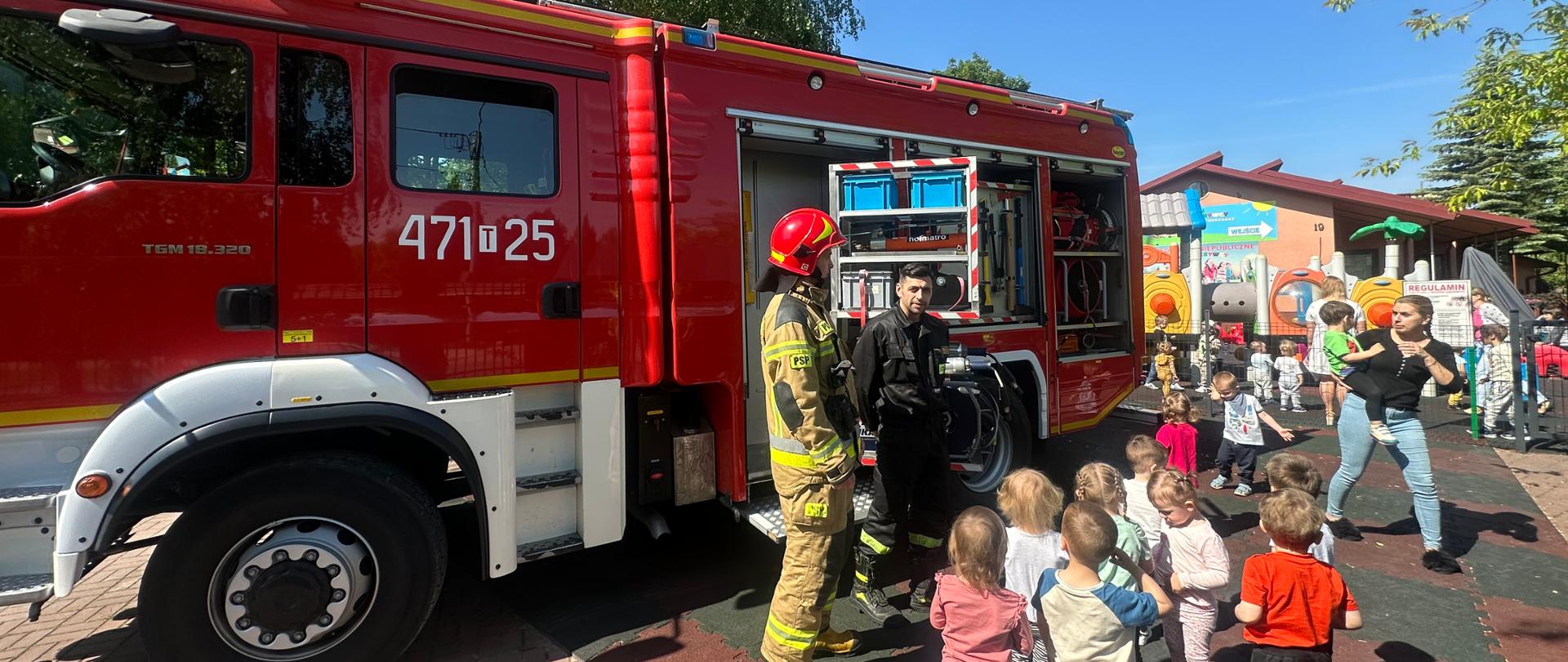 Zdjęcie przedstawia strażaków PSP podczas wizyty w przedszkolu 