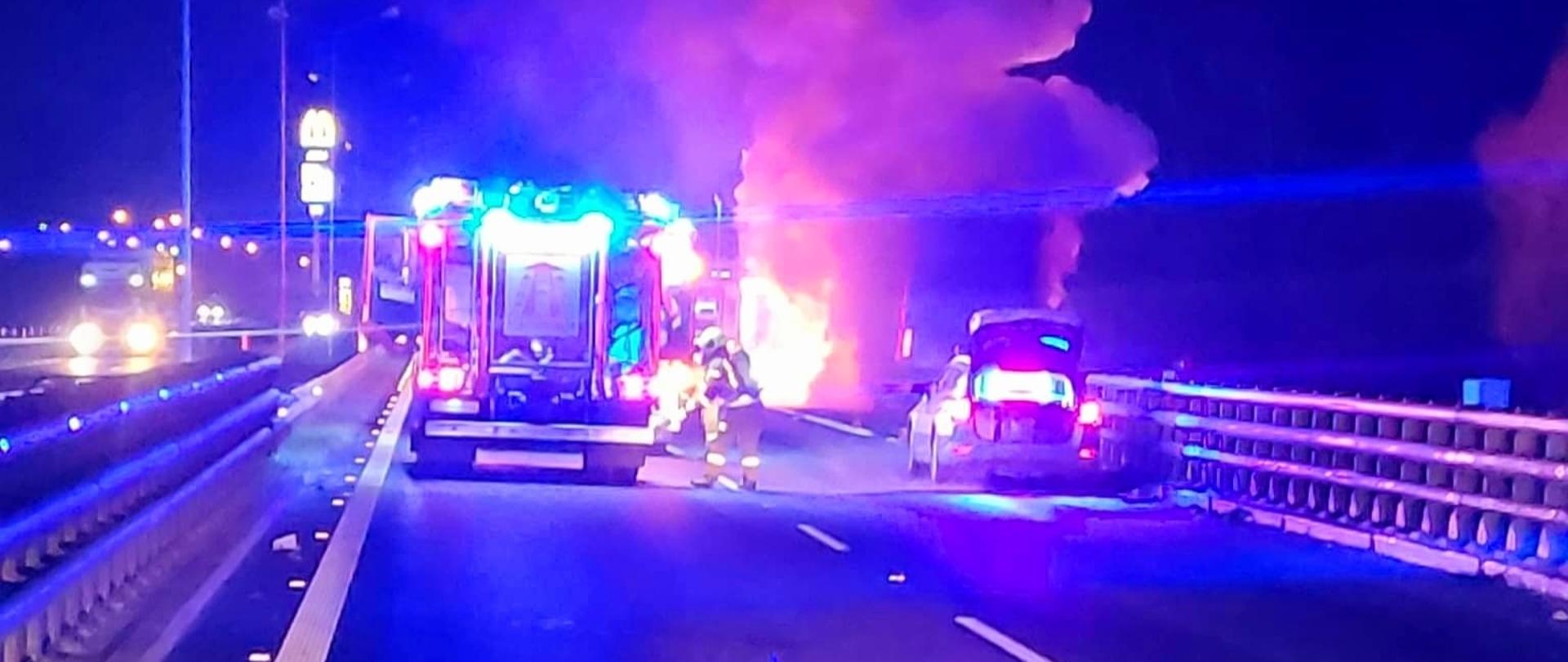 Samochód gaśniczy na tle pożaru